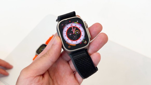 Kiểm tra độ bền của mặt kính sapphire trên Apple Watch Ultra 1 Apple Watch ULTRA TREN TAY